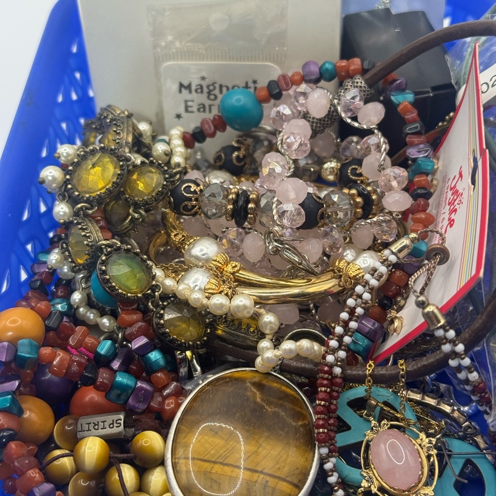 1 Pound Wearable Vintage/Modern/New/Used Jewelry Great Condition. Random Boxes.